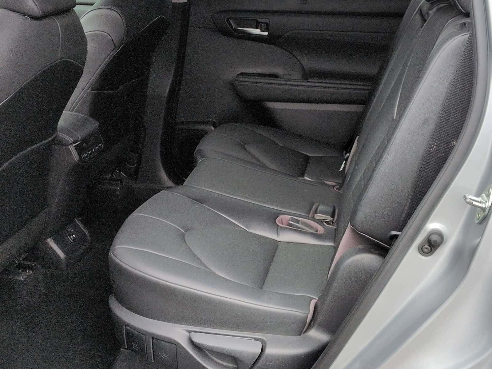 Used 2021 Toyota Highlander XLE FWD image 21