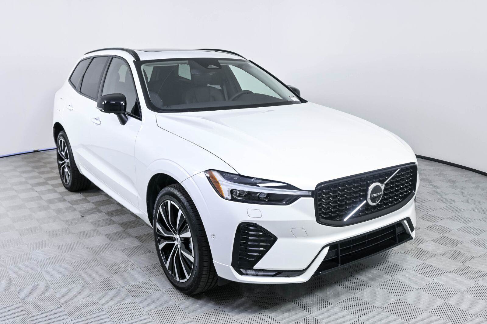 Certified 2025 Volvo XC60 B5 Plus w/ Protection Package Premier AWD/4WD image 24