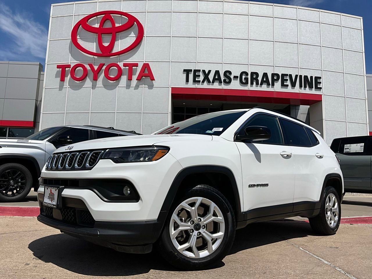 Used 2025 Jeep Compass Latitude image 2