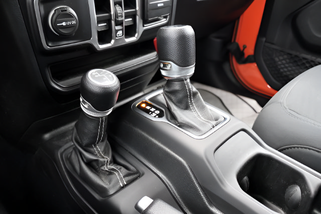 Used 2020 Jeep Wrangler Unlimited Sahara w/ Uconnect 4C Nav & Sound Group AWD/4WD image 23