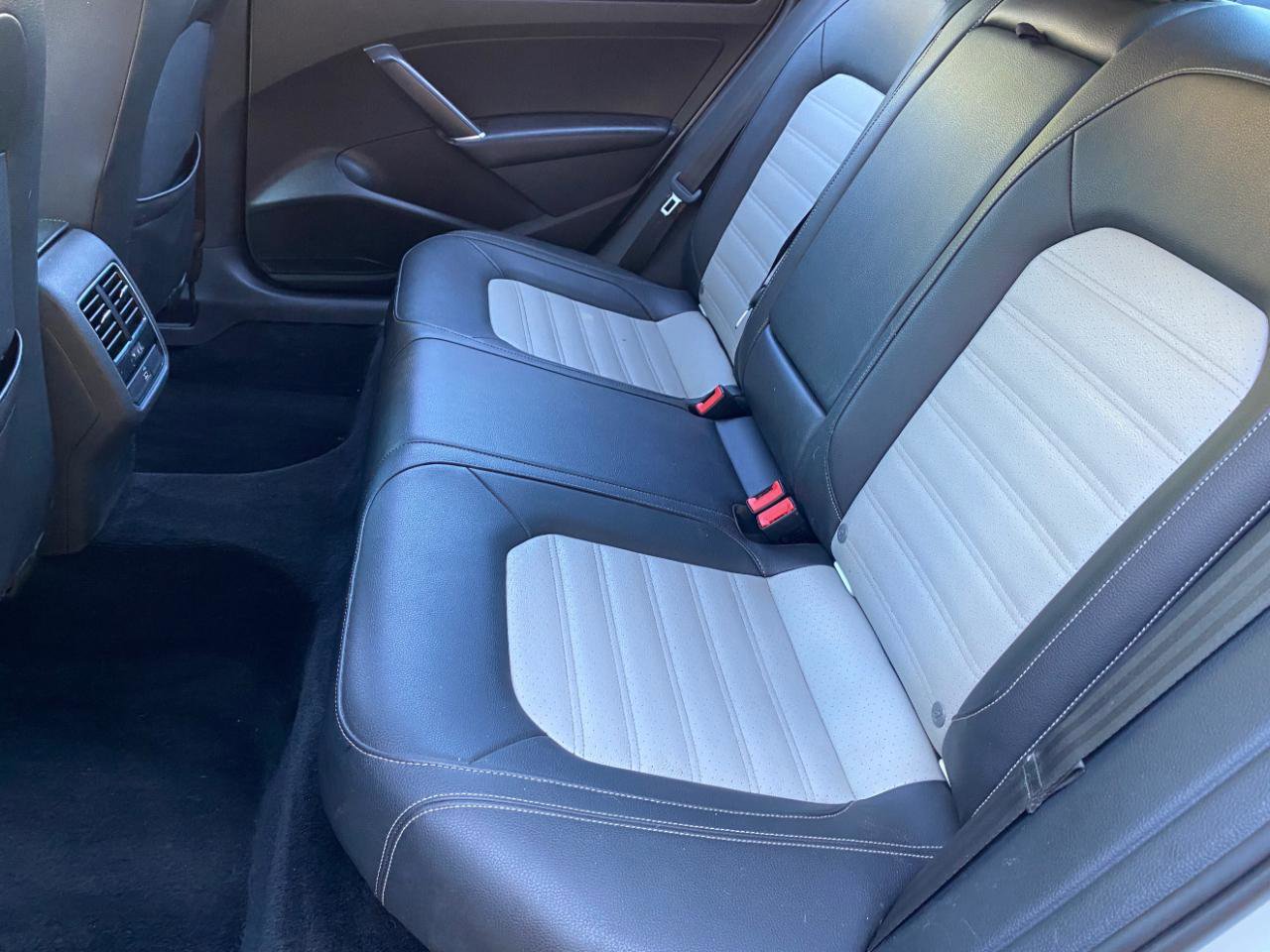 Used 2018 Volkswagen Passat GT FWD image 34