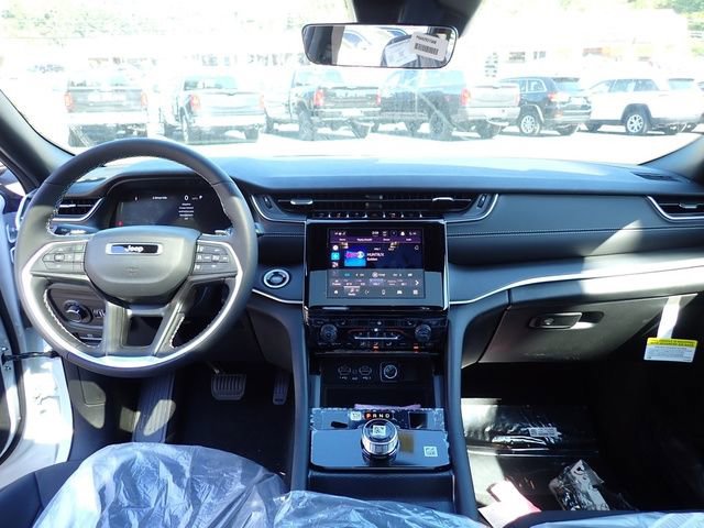 New 2025 Jeep Grand Cherokee Laredo w/ Luxury Tech Group I image 14