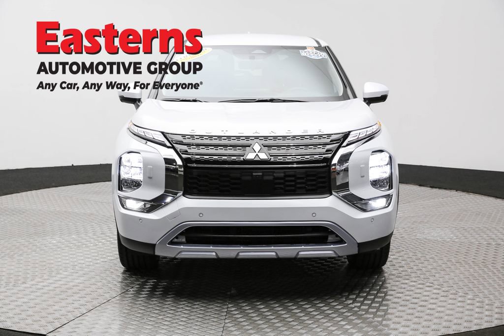 Used 2024 Mitsubishi Outlander SE image 2