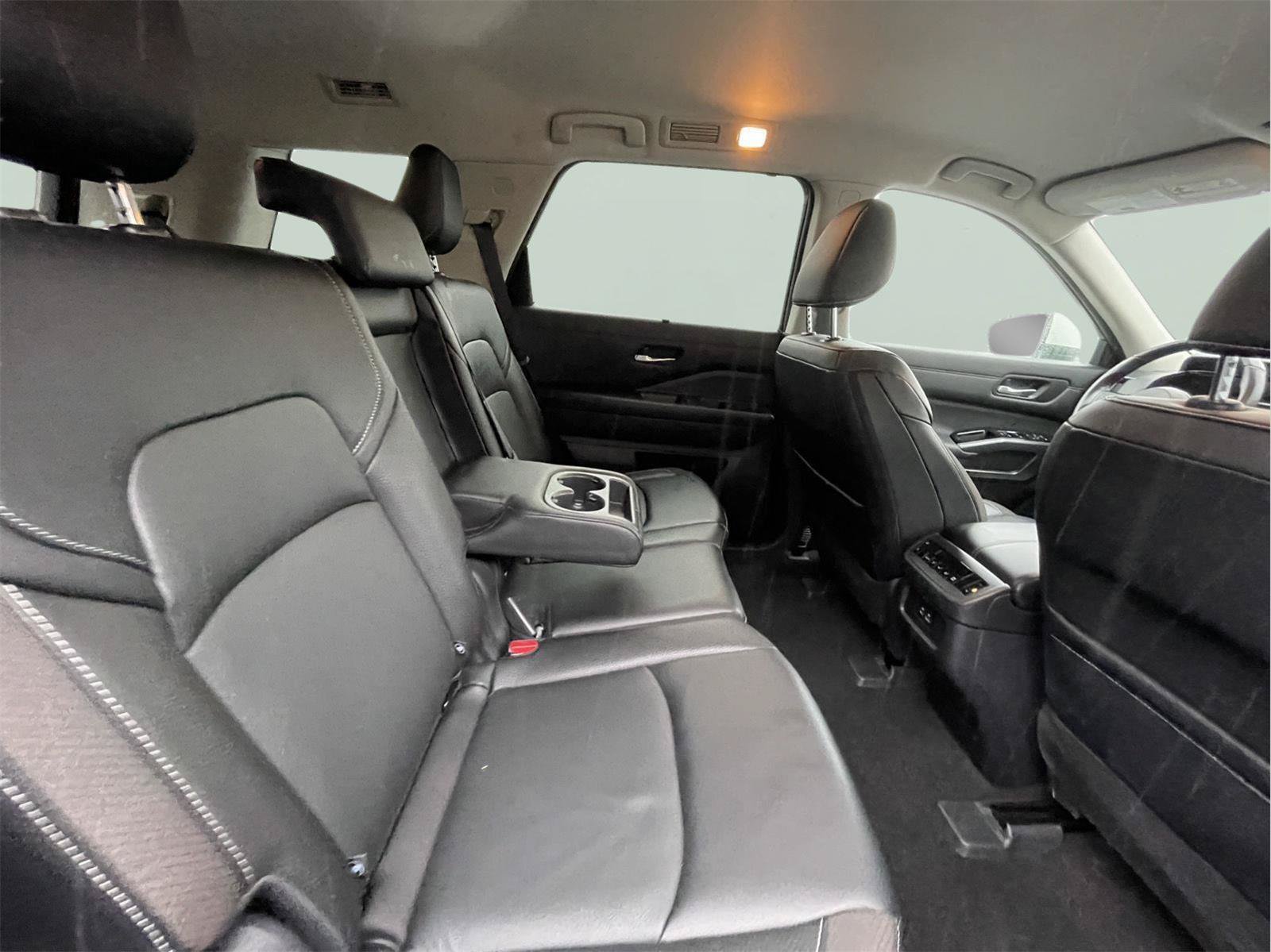 Used 2023 Nissan Pathfinder SL AWD/4WD image 19