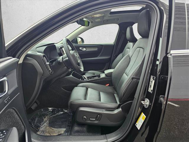 Used 2025 Volvo XC40 B5 Plus AWD/4WD image 18