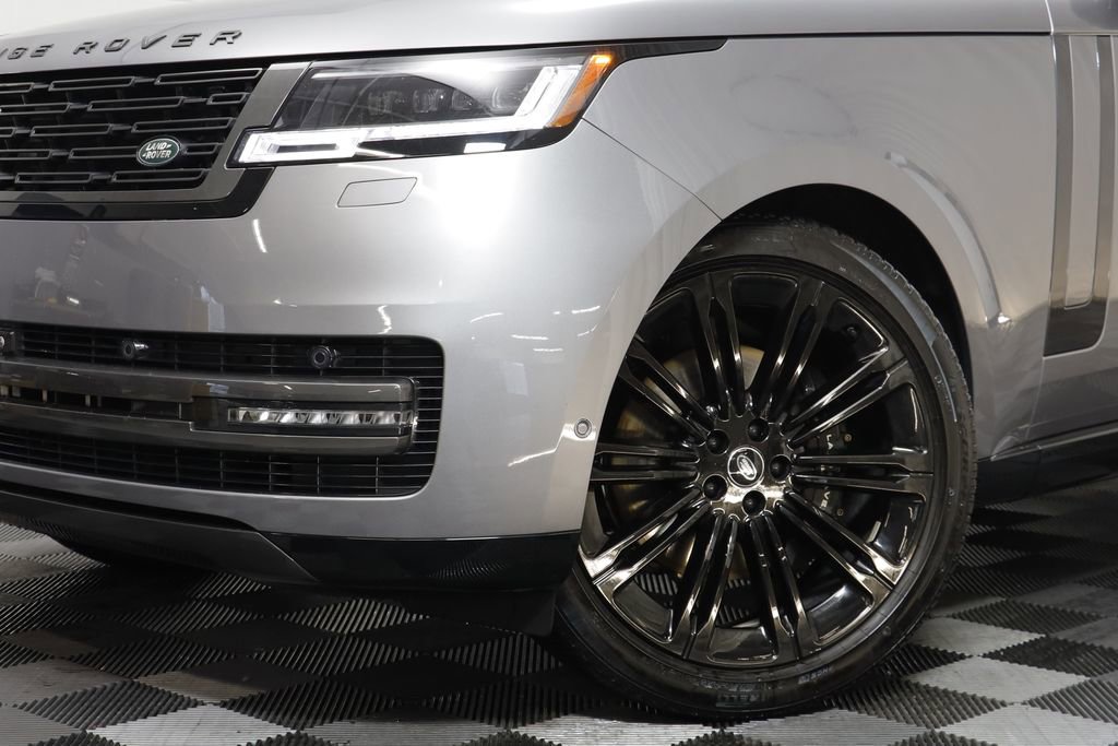 Used 2025 Land Rover Range Rover SE image 3