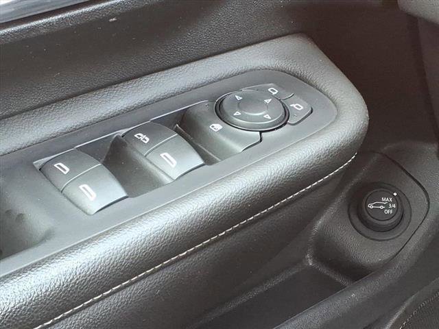 Used 2023 GMC Terrain SLE w/ Driver Convenience Package image 9