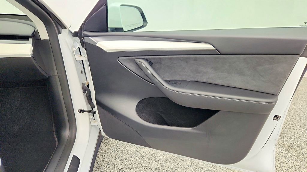 Used 2023 Tesla Model Y AWD image 30
