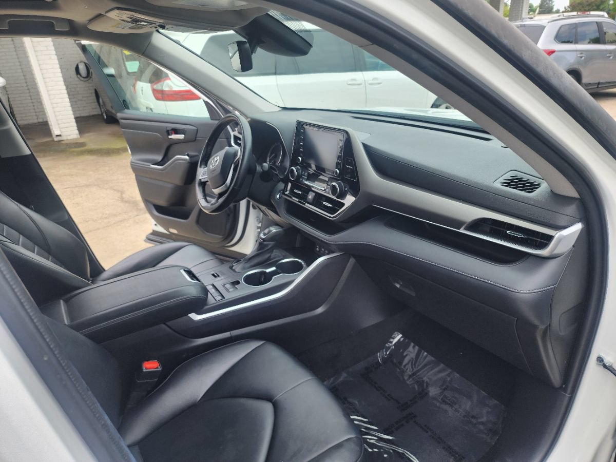 Used 2022 Toyota Highlander XLE FWD image 13