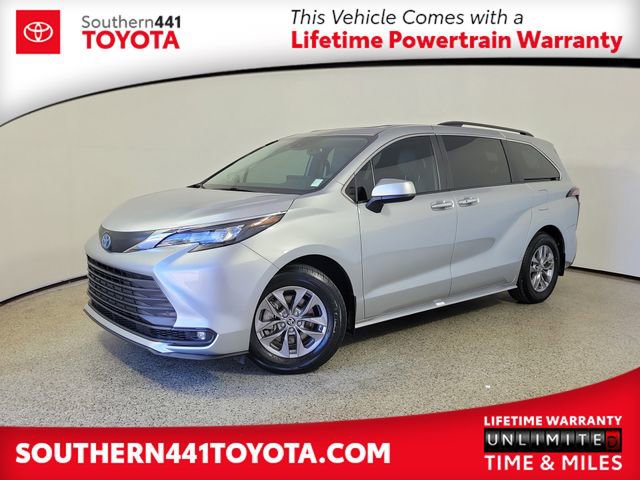 Used 2025 Toyota Sienna XLE w/ XLE Plus Package image 1
