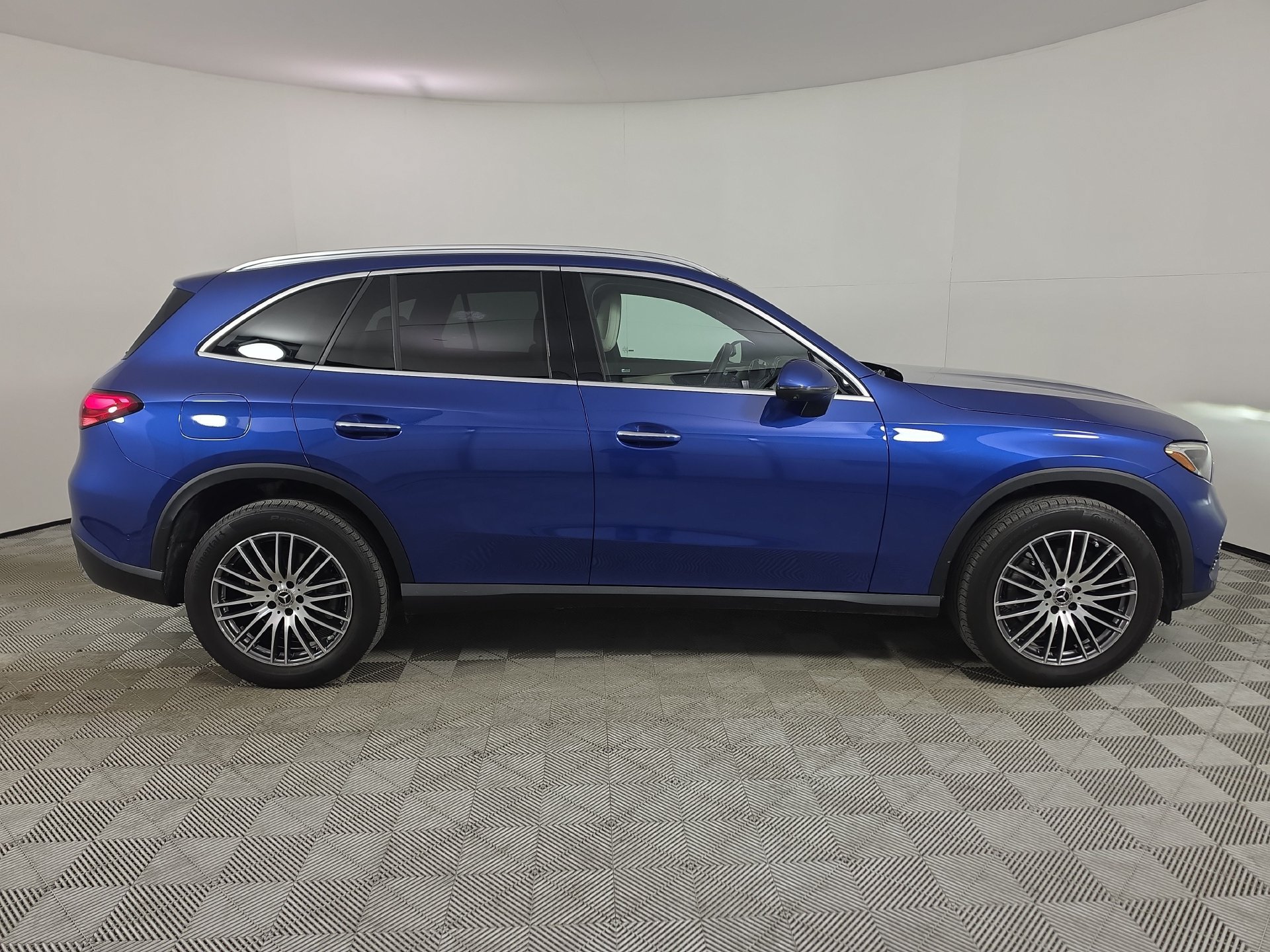 Used 2025 Mercedes-Benz GLC 300 image 8