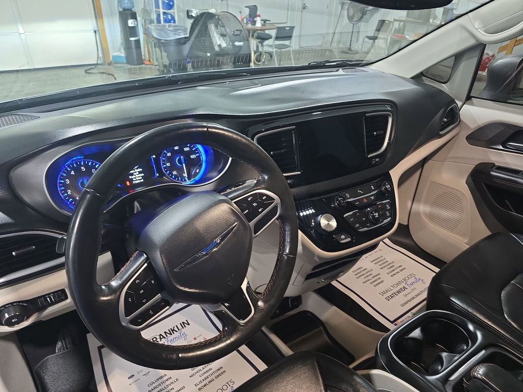 Used 2020 Chrysler Pacifica Touring-L FWD image 10