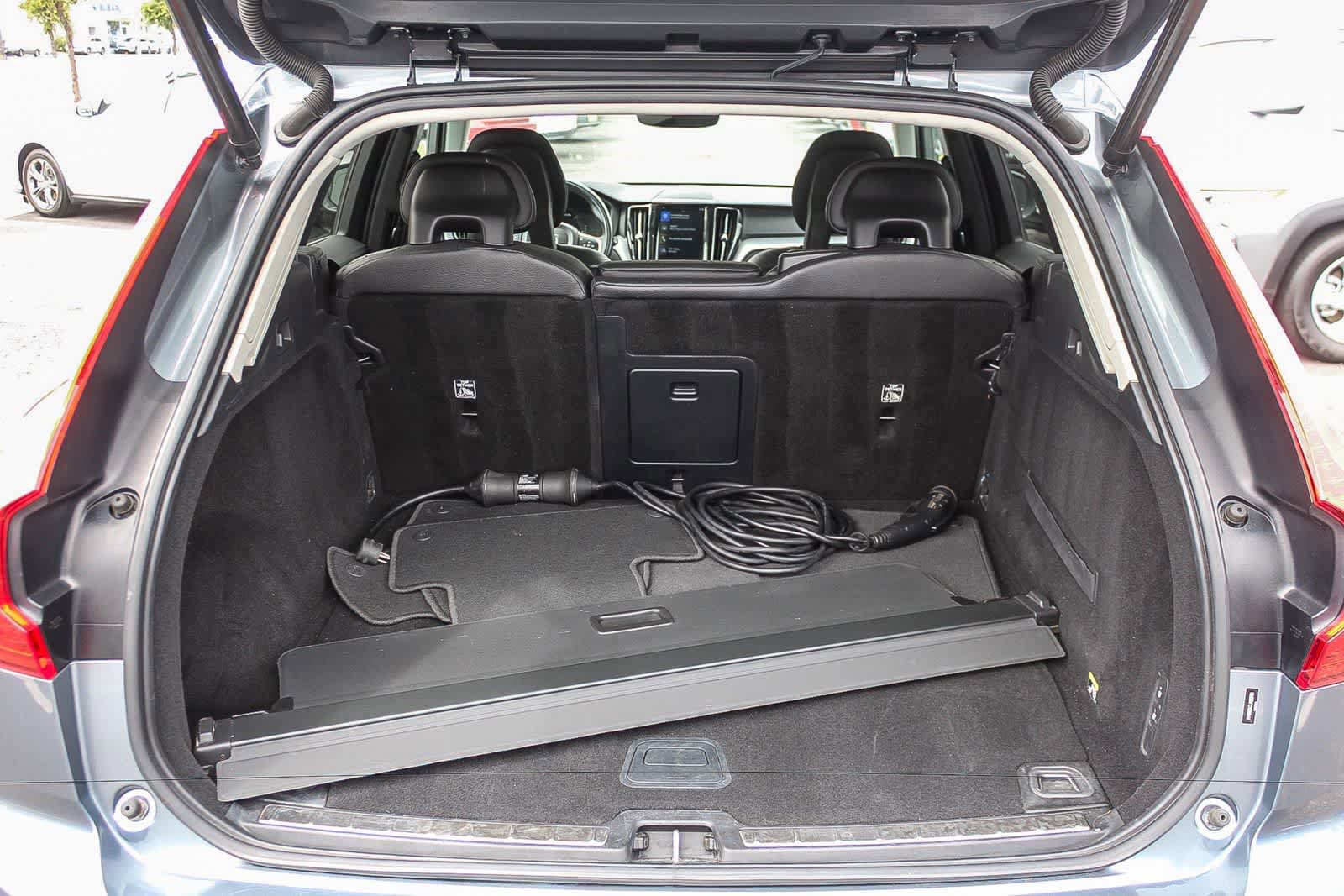 Used 2018 Volvo XC60 T8 Momentum AWD/4WD image 37