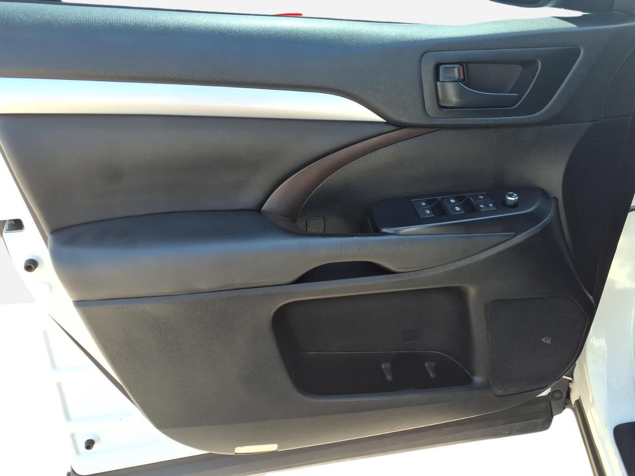 Used 2019 Toyota Highlander Plus FWD image 17