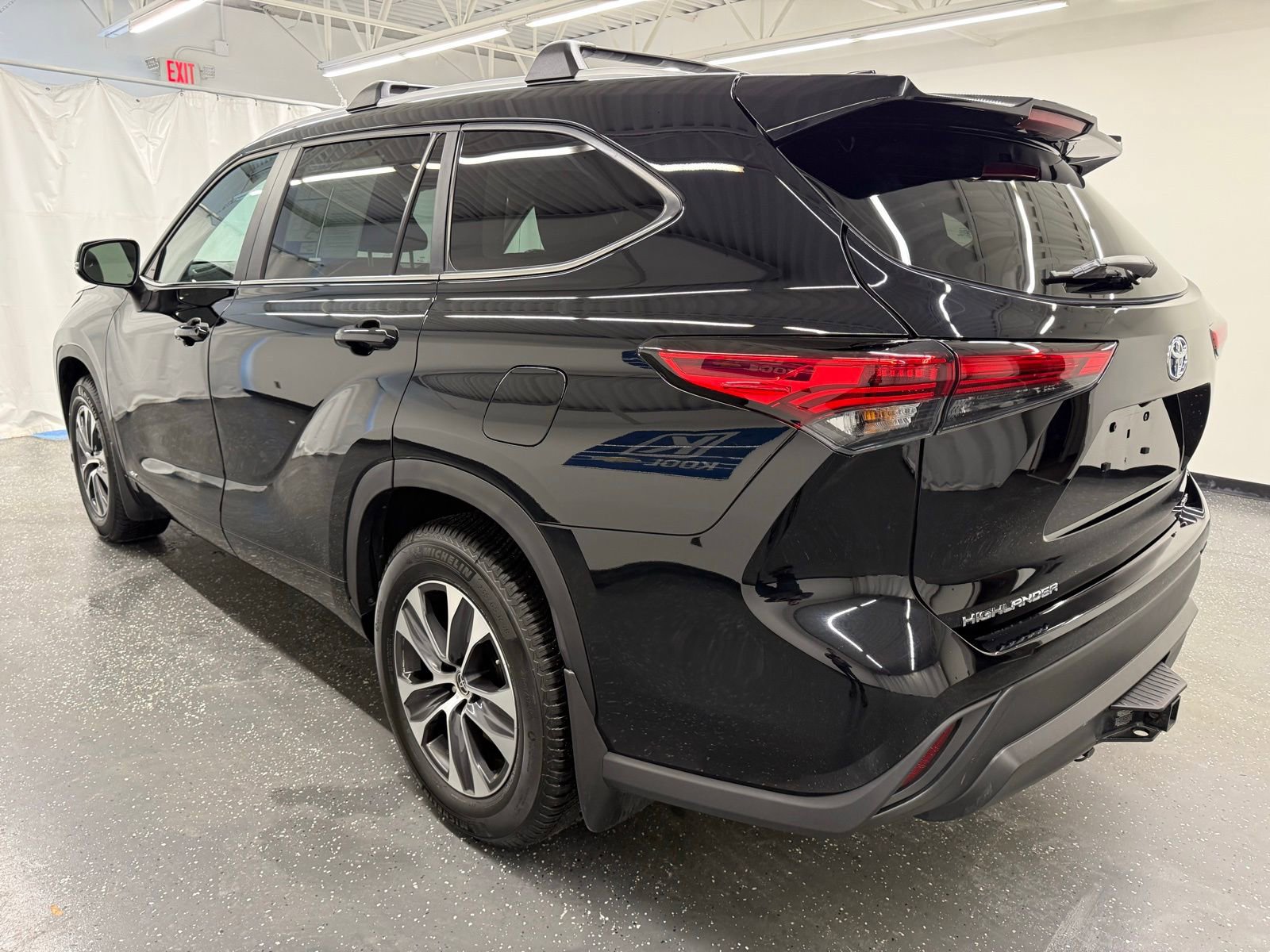 Used 2023 Toyota Highlander XLE image 3