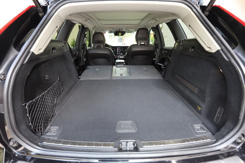 Used 2019 Volvo XC60 T5 Momentum w/ Multimedia Package AWD/4WD image 37
