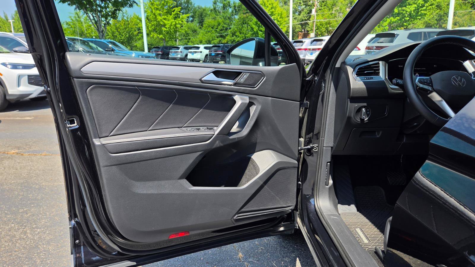 Certified 2023 Volkswagen Tiguan SE w/ Panoramic Sunroof Package FWD image 18
