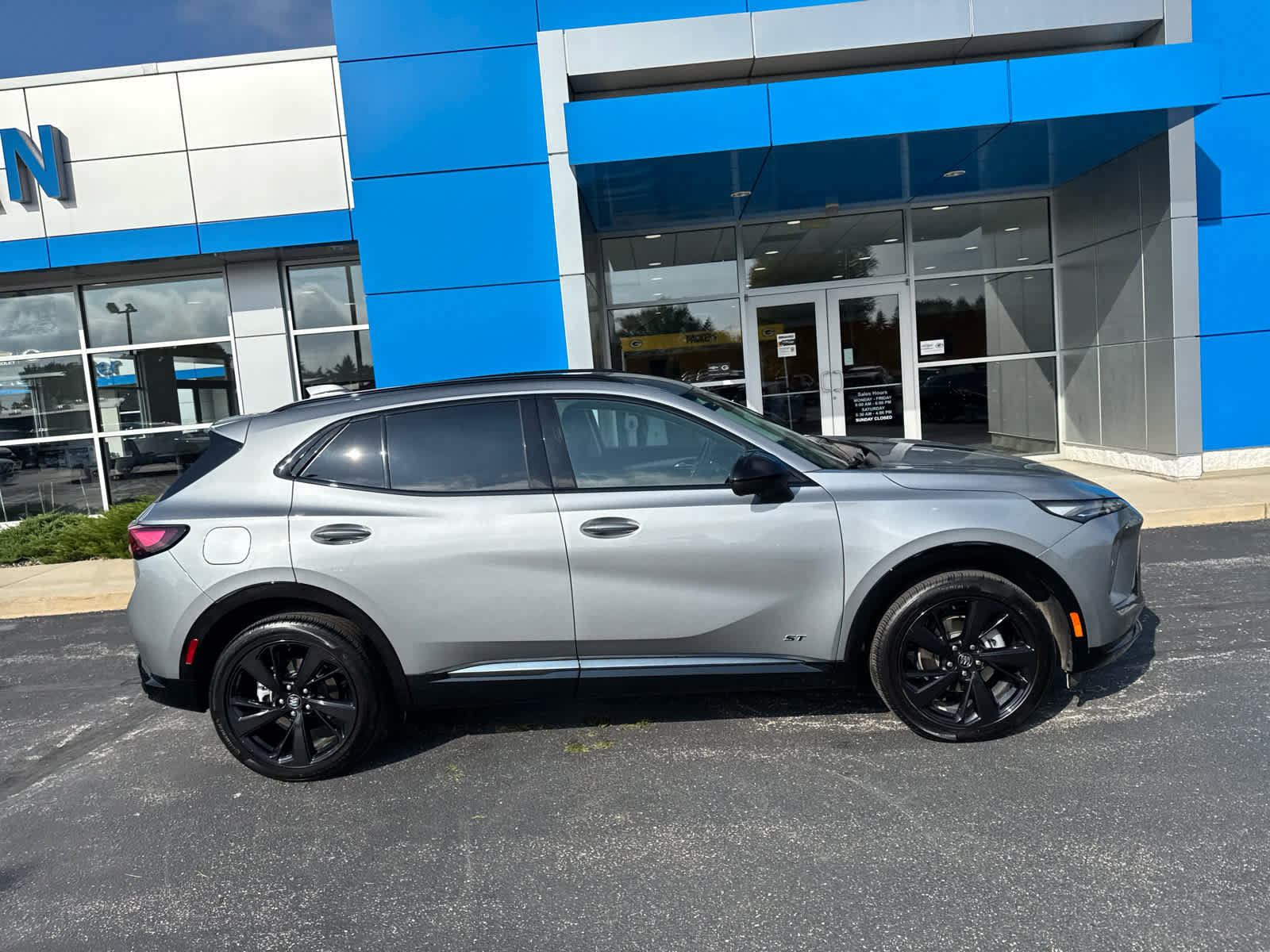 Used 2025 Buick Envision Sport Touring image 3