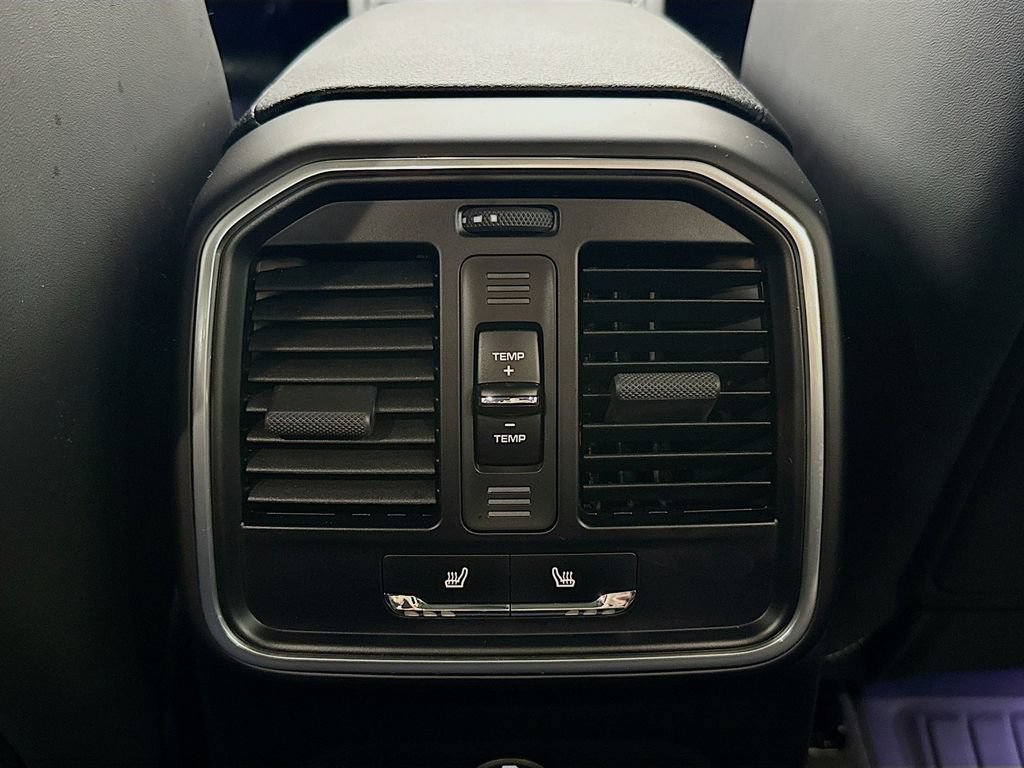 Certified 2025 Porsche Macan AWD/4WD image 27