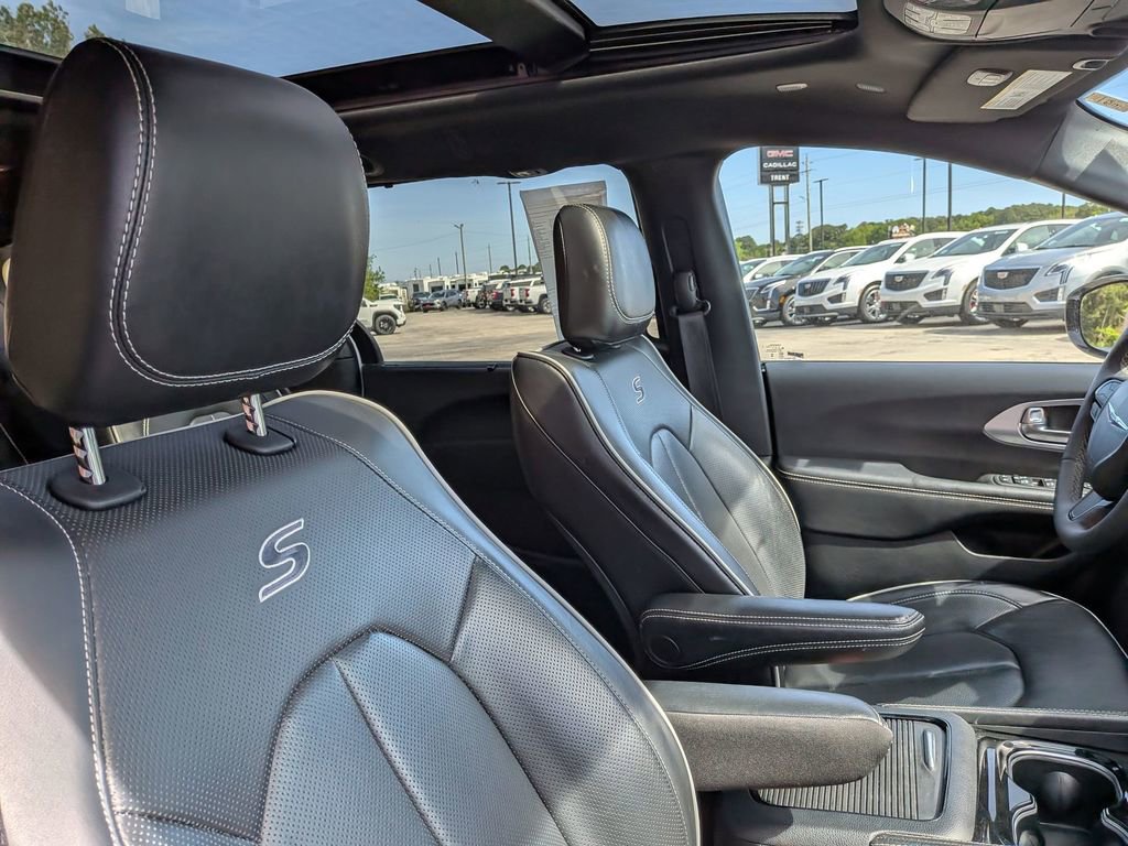 Used 2025 Chrysler Pacifica Limited image 30