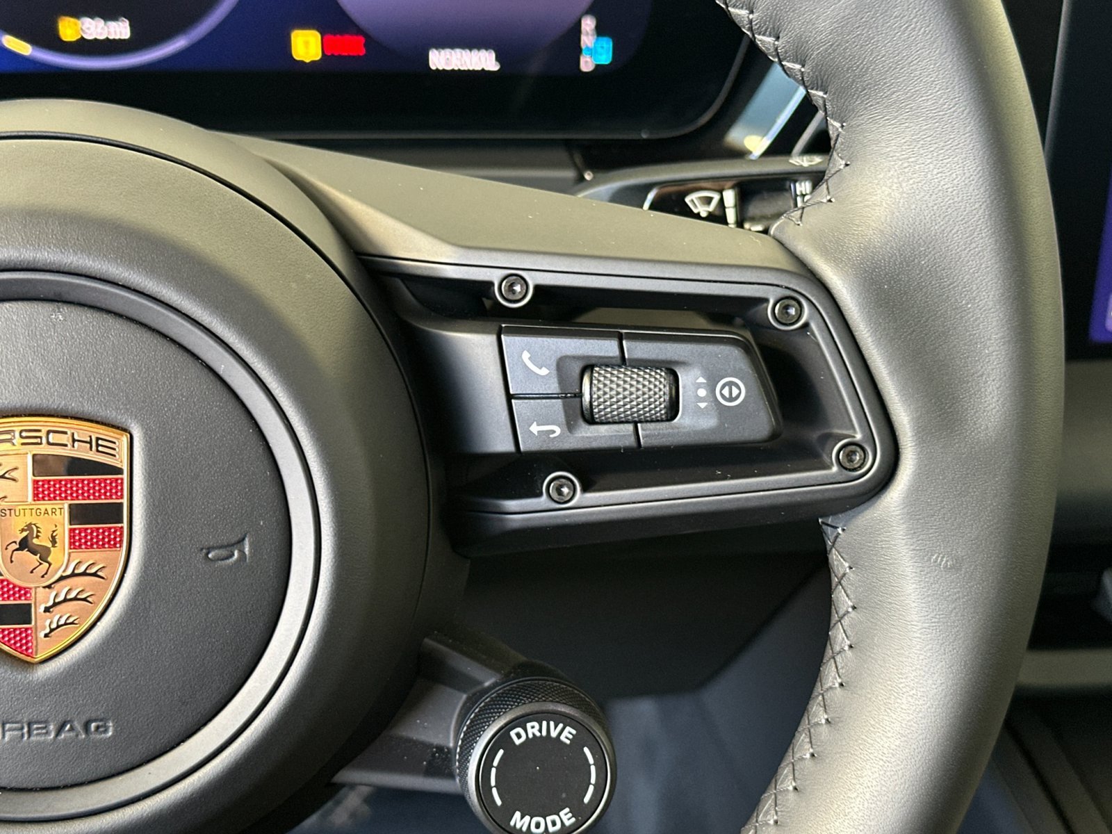 Certified 2025 Porsche Macan Electric RWD image 30
