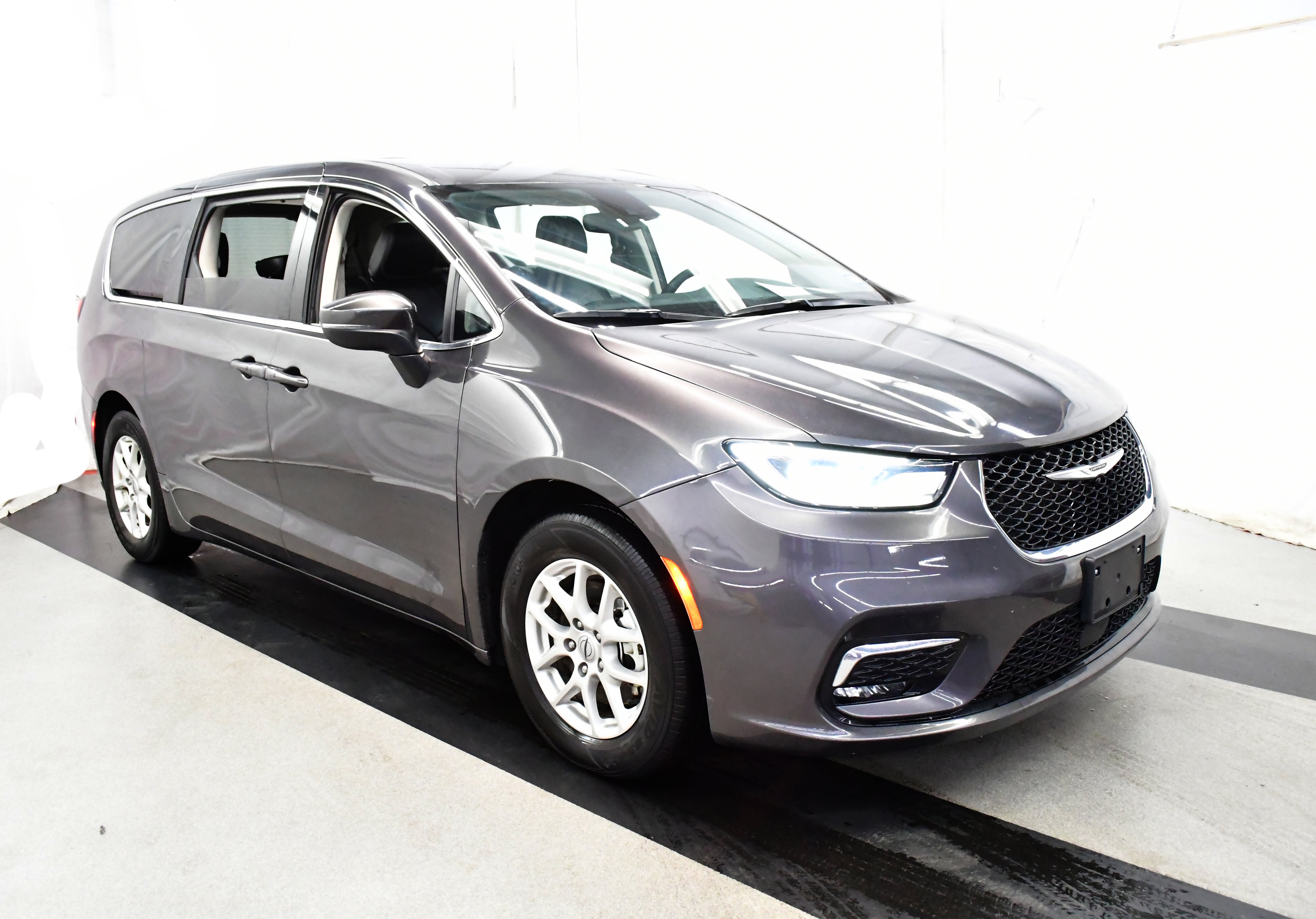 Used 2023 Chrysler Pacifica Limited image 3