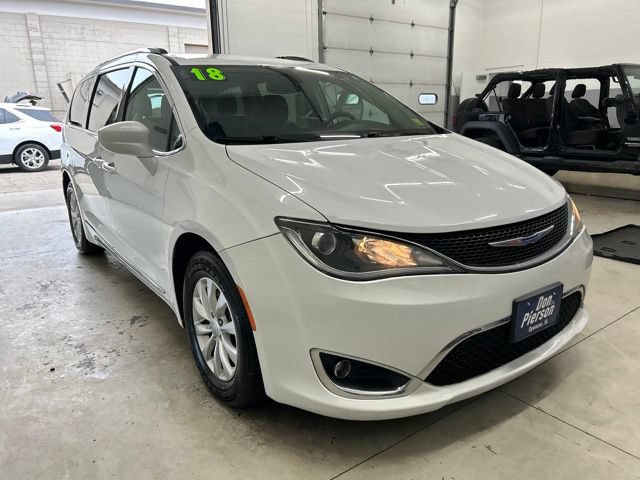 Used 2018 Chrysler Pacifica Touring-L w/ Premium Audio Group FWD image 3
