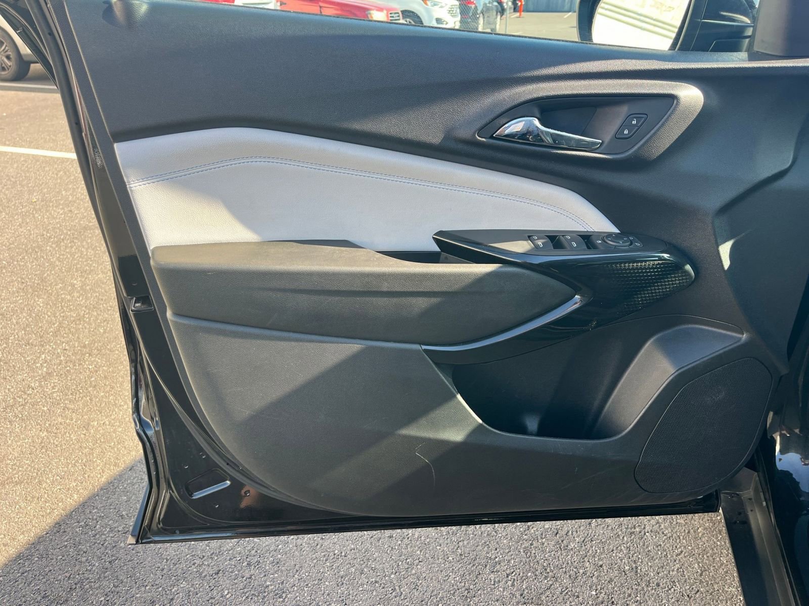Used 2025 Chevrolet Trax LT FWD image 18