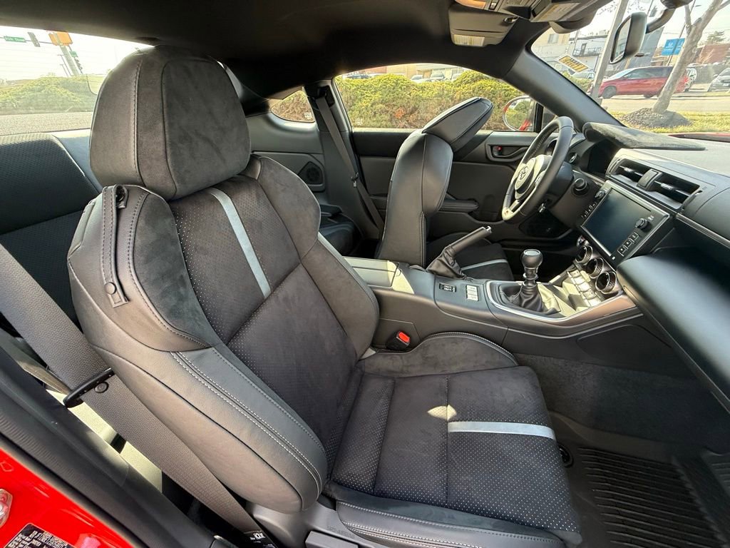 Used 2025 Toyota GR86 Premium w/ Performance Package image 33