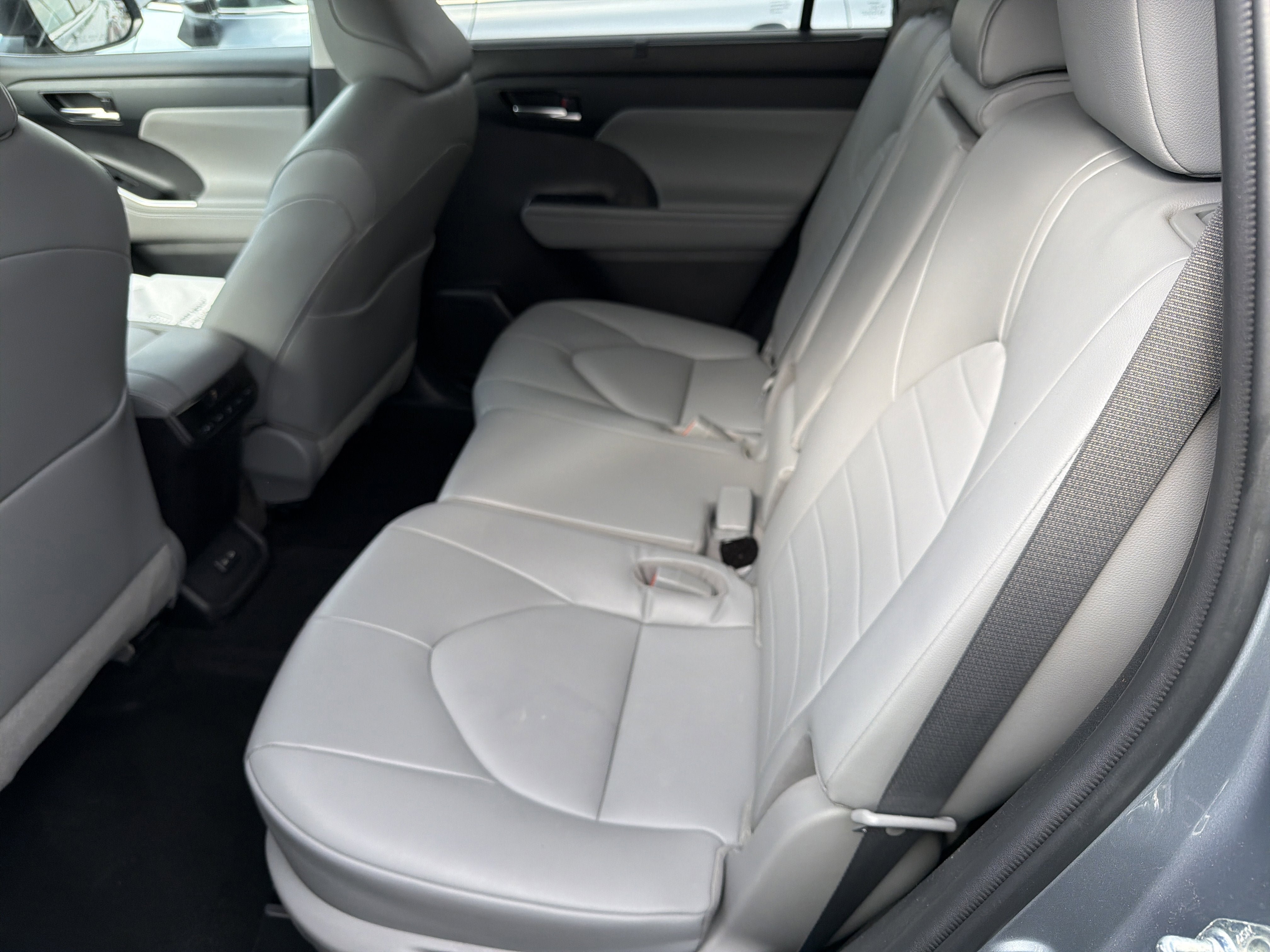 Used 2022 Toyota Highlander XLE AWD/4WD image 24