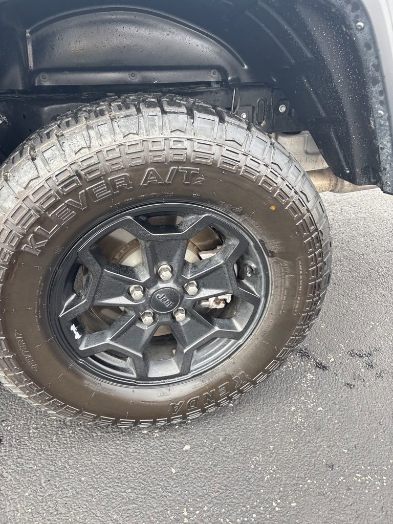 Used 2023 Jeep Gladiator Willys image 11