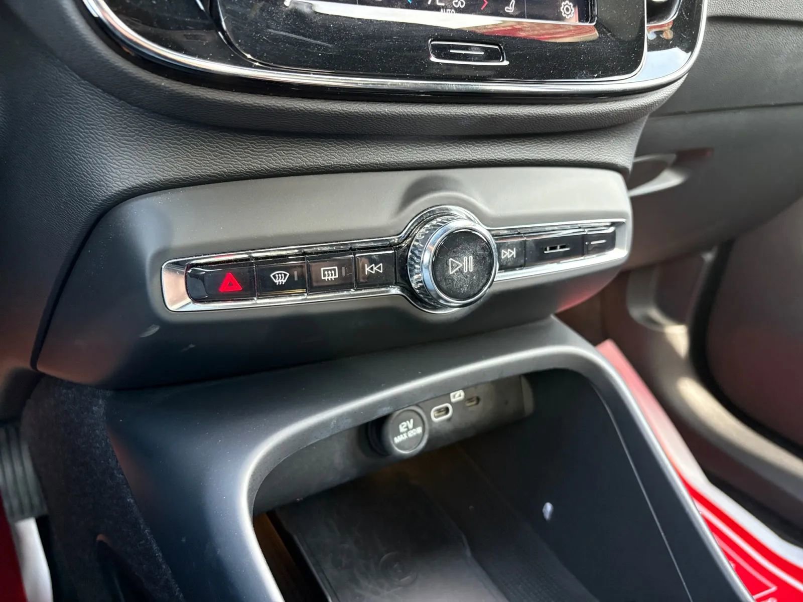 Used 2023 Volvo XC40 Recharge Plus image 30