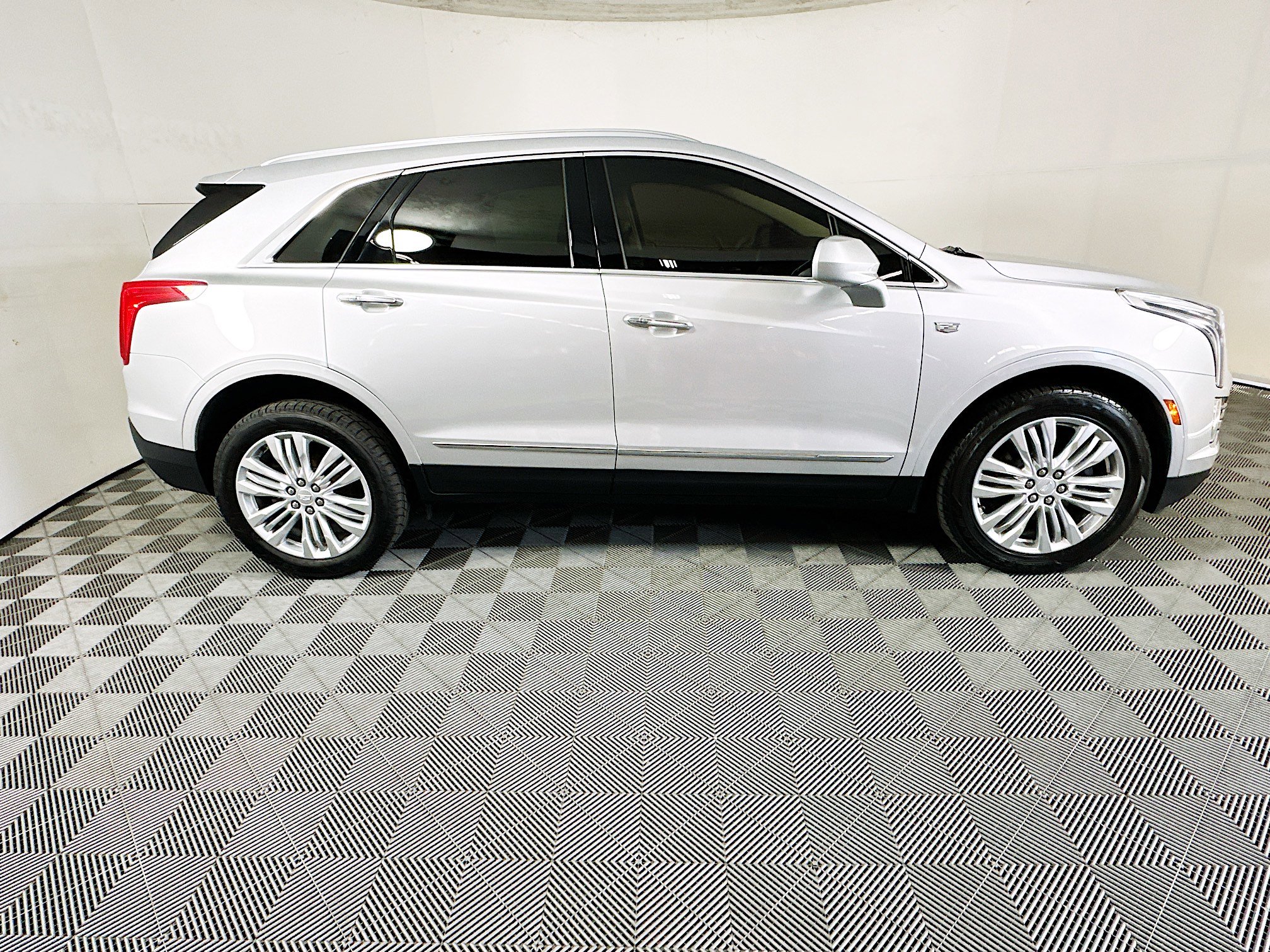 Used 2018 Cadillac XT5 Premium Luxury image 2