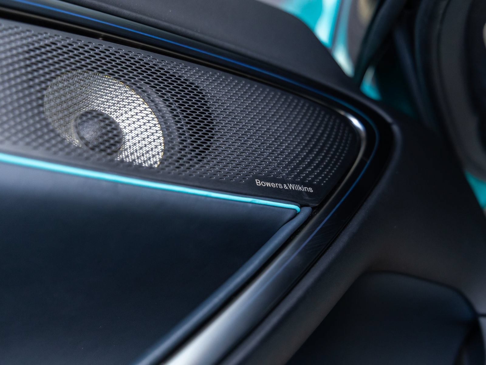Used 2025 McLaren Artura Spider RWD image 24