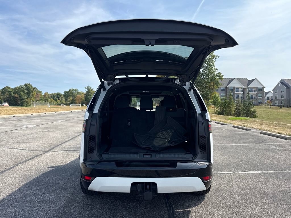 New 2025 Land Rover Discovery Dynamic SE image 9
