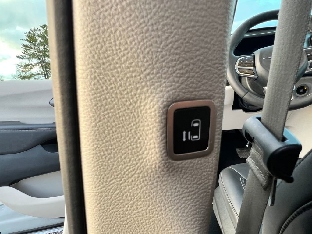 Used 2024 Chrysler Pacifica Touring-L image 10