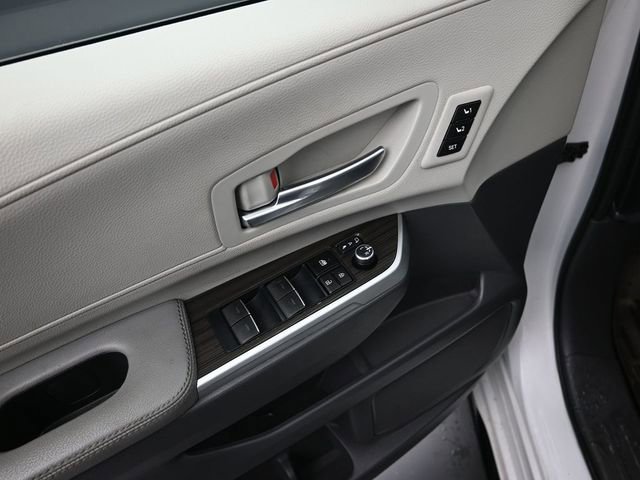 Used 2023 Toyota Sienna Limited image 23