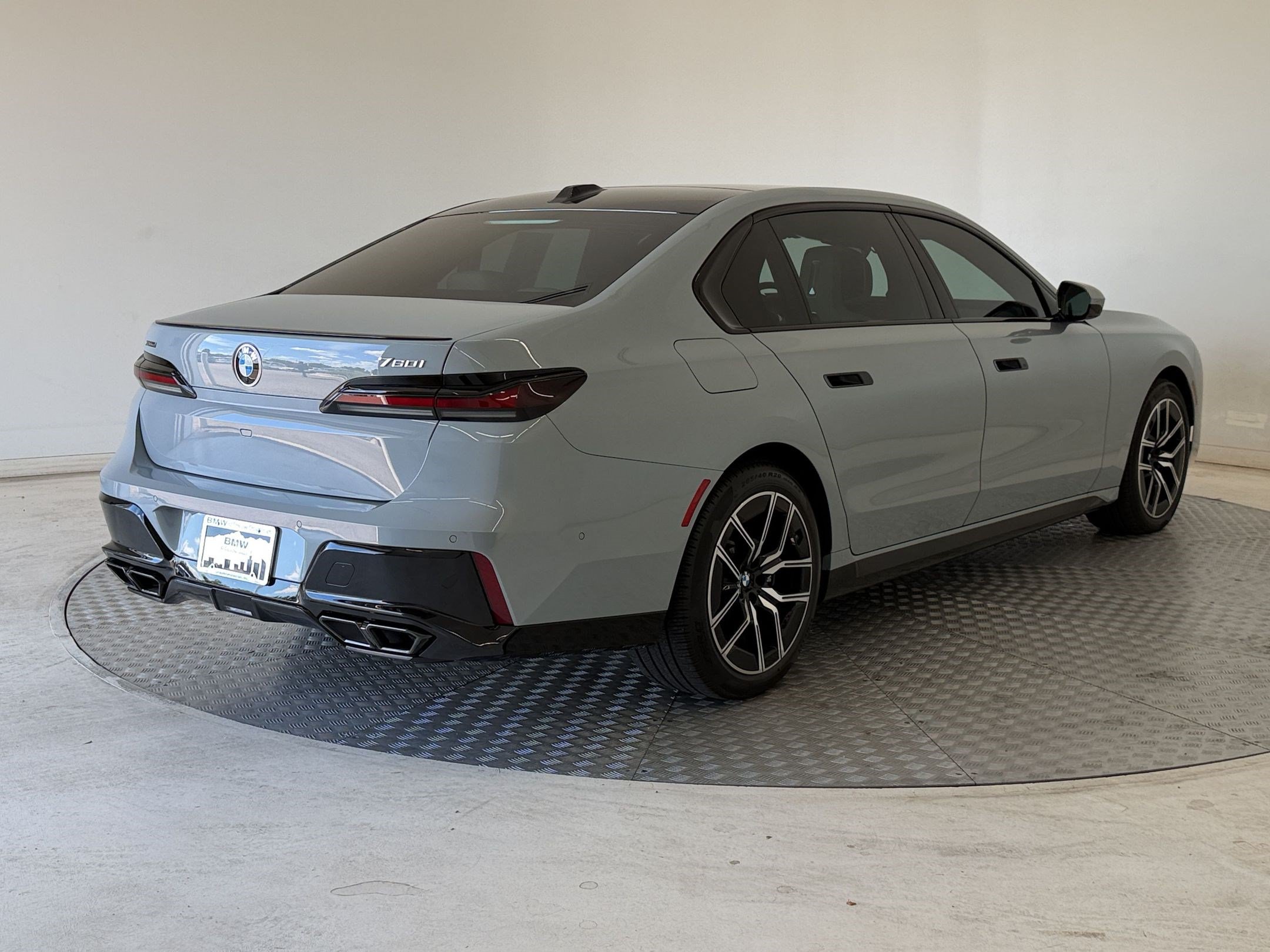 Certified 2023 BMW 760i xDrive AWD/4WD image 9