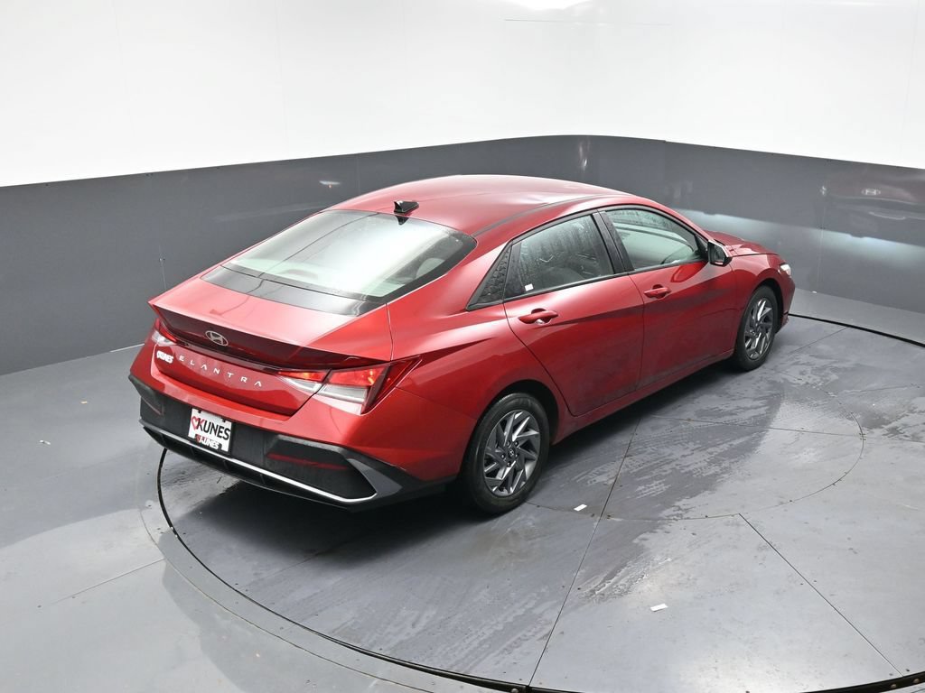 Used 2024 Hyundai Elantra SEL FWD image 38