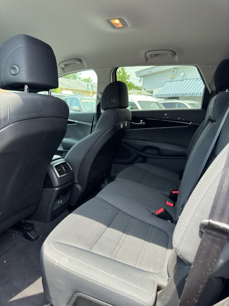 Used 2017 Kia Sorento L image 4