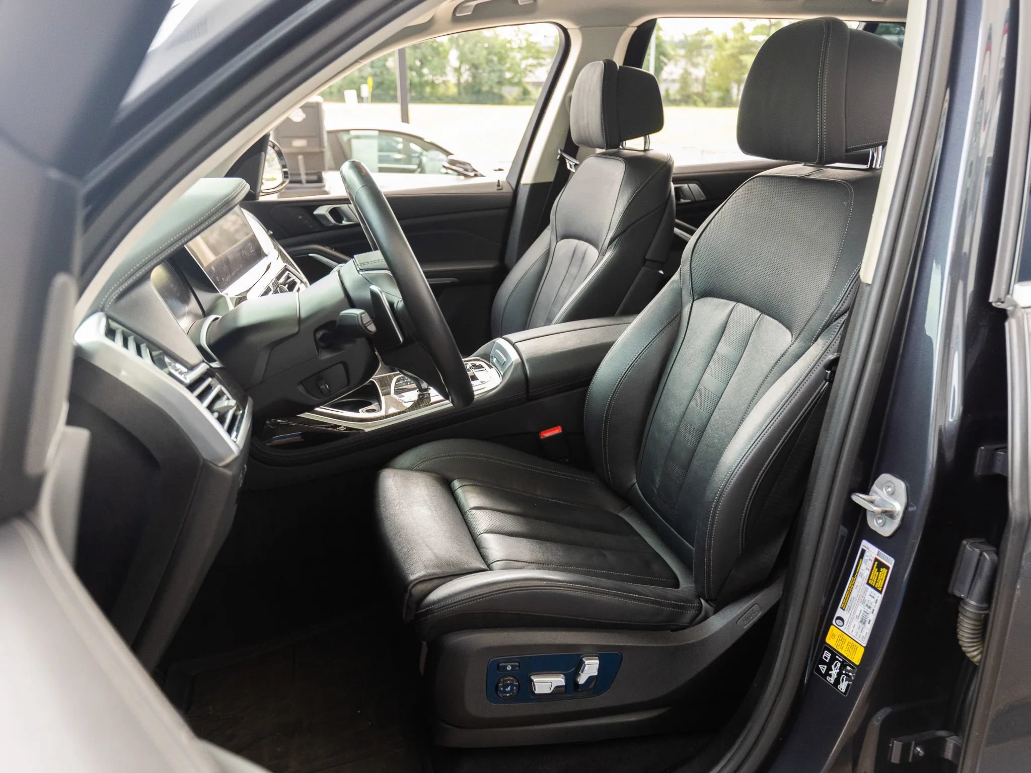 Used 2022 BMW X7 xDrive40i w/ Premium Package AWD/4WD image 16