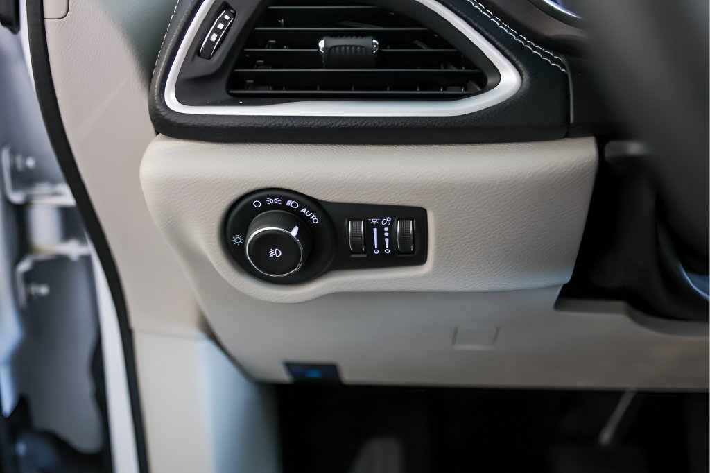 Used 2024 Chrysler Pacifica Limited FWD image 17
