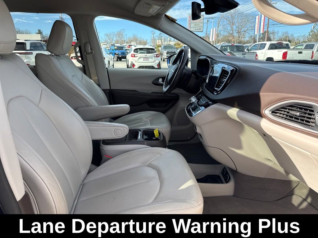 Used 2020 Chrysler Pacifica Touring-L w/ Tire & Wheel Group image 18