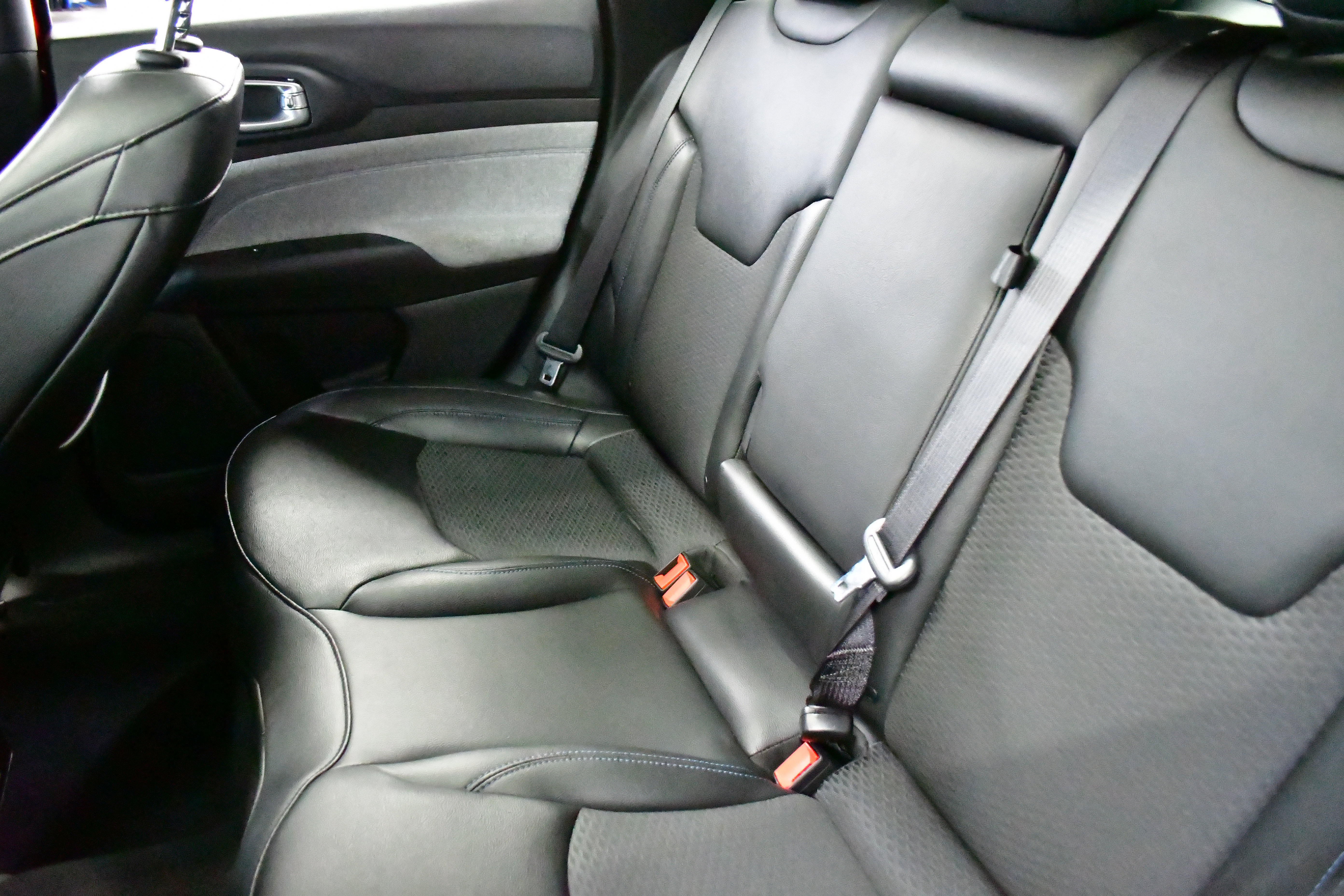 Used 2025 Jeep Compass Latitude w/ Sun & Sound Group AWD/4WD image 11