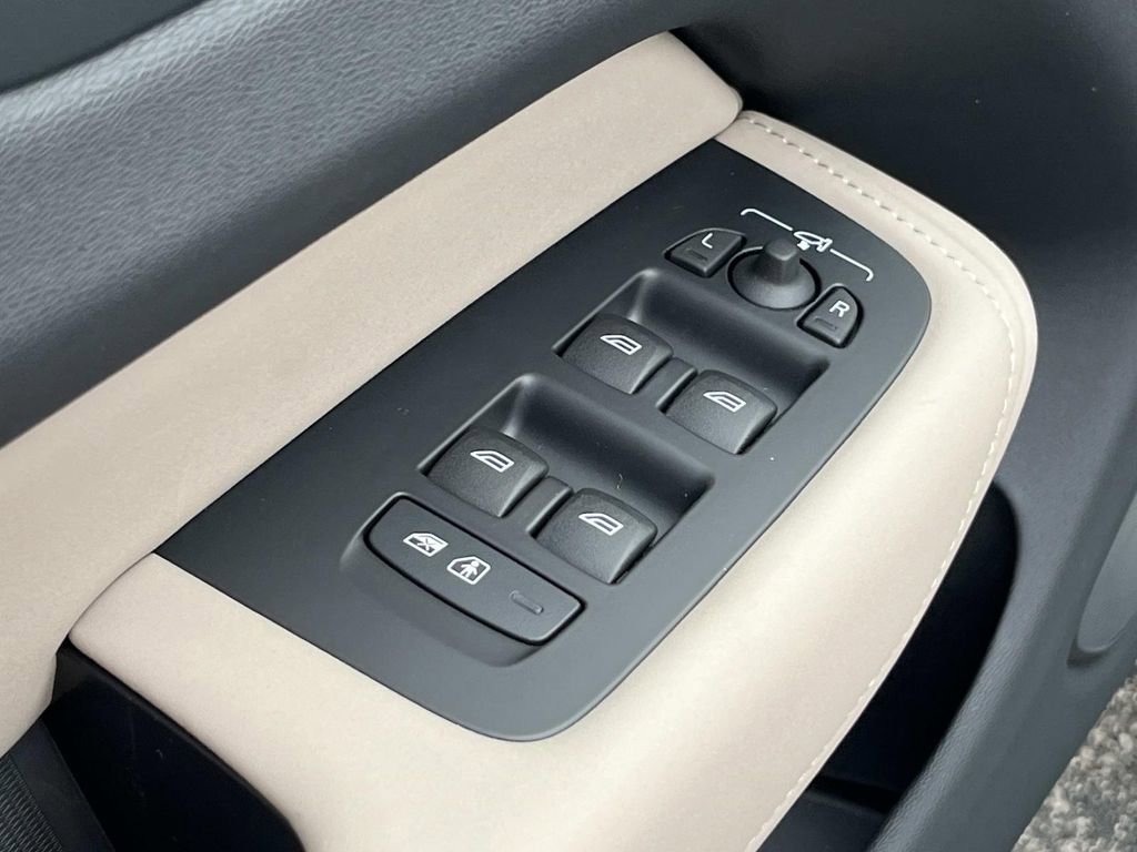 New 2026 Volvo XC60 B5 Core w/ Climate Package image 21