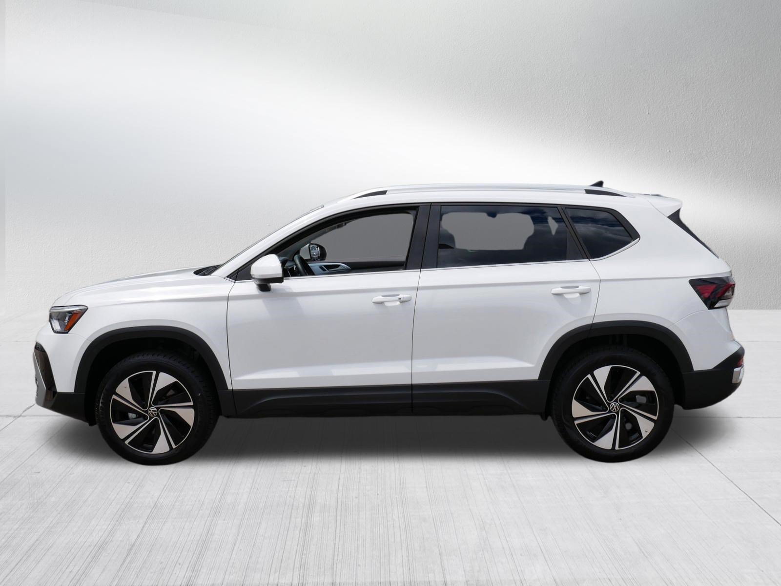 Used 2025 Volkswagen Taos SE w/ Panoramic Sunroof Package AWD/4WD image 4