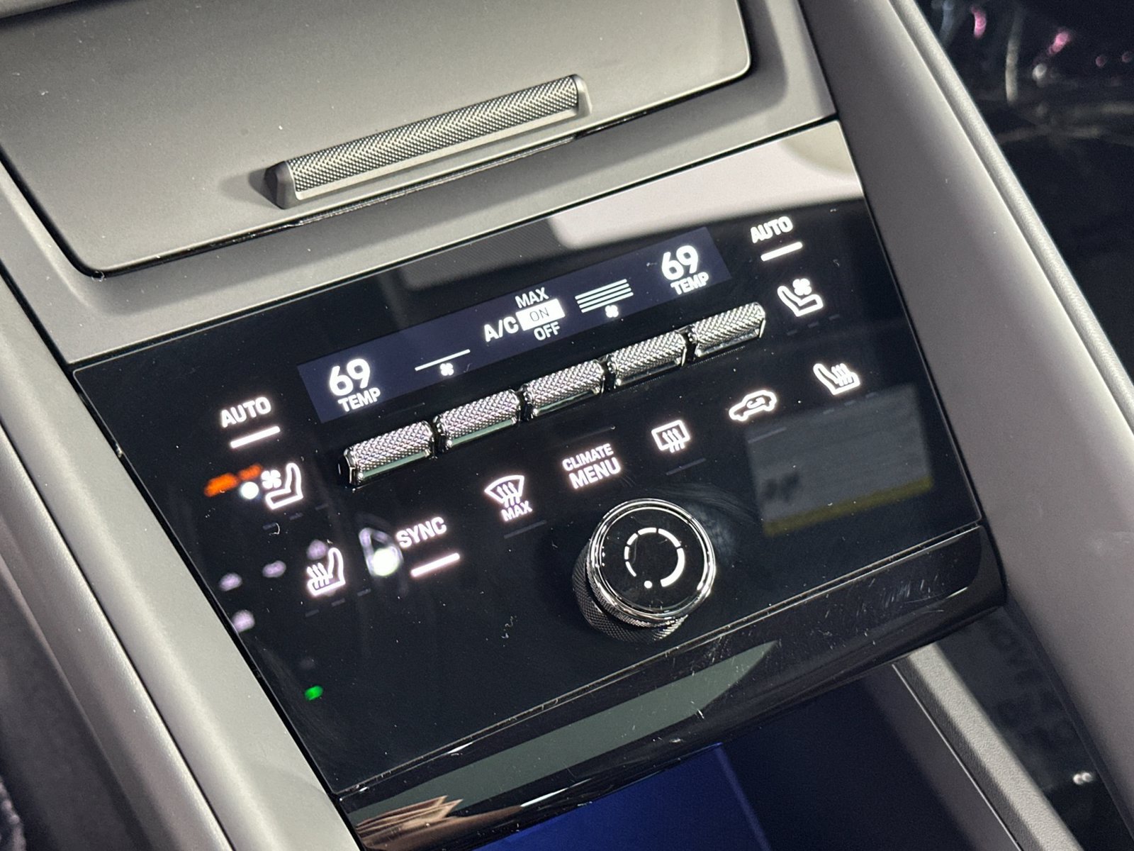 Certified 2025 Porsche Macan Electric RWD image 25