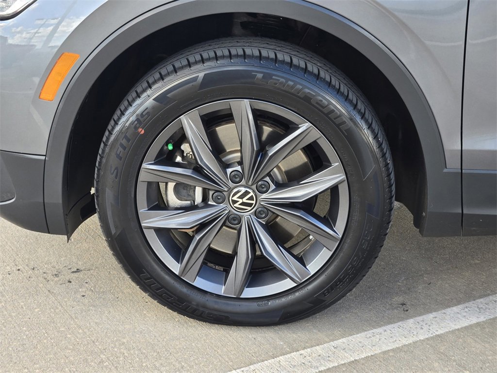 Used 2023 Volkswagen Tiguan SE w/ Panoramic Sunroof Package image 14