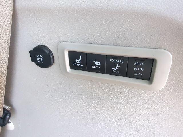 Used 2018 Chrysler Pacifica Limited FWD image 38
