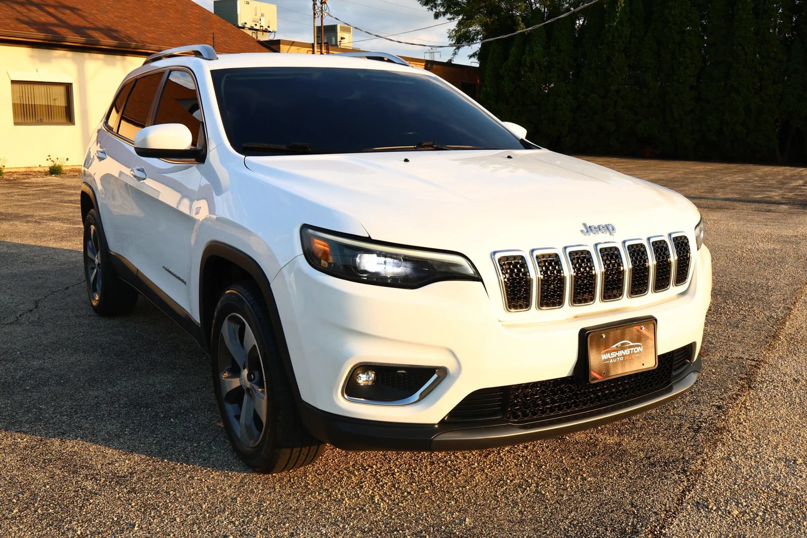 Used 2019 Jeep Cherokee Limited AWD/4WD image 3